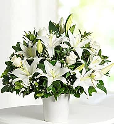 Beyaz lilyum ve g�l arajman�